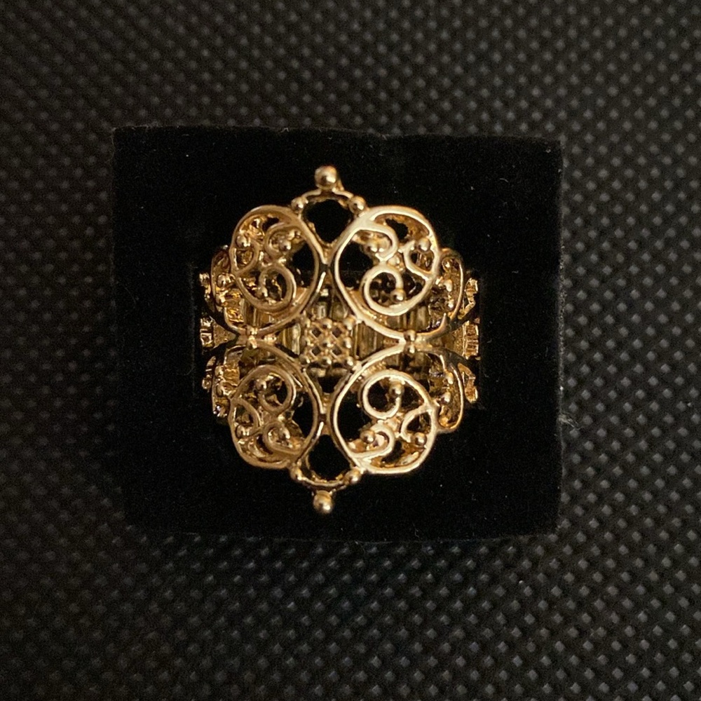 *Gold vine pattern ring. - Picture 3 of 3
